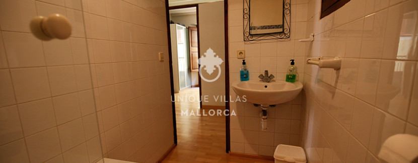 unique villas mallorca studio for sale in Palma center bathroom