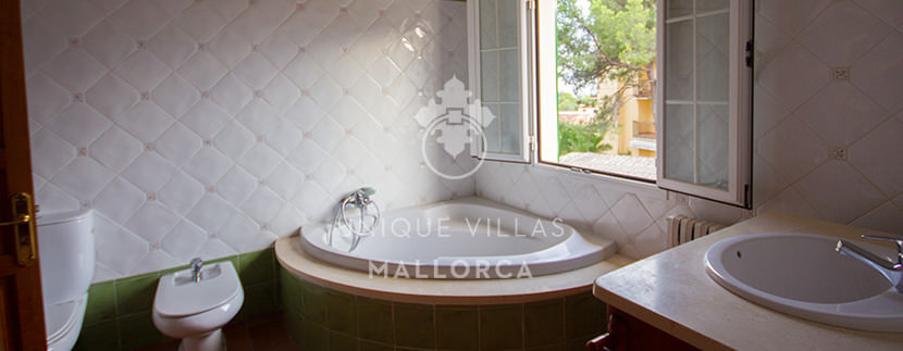 unique villas mallorca house for sale in La Bonanova bathroom 2