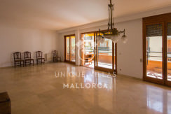 uniquevillasmallorca flat for sale in Palma center dining area